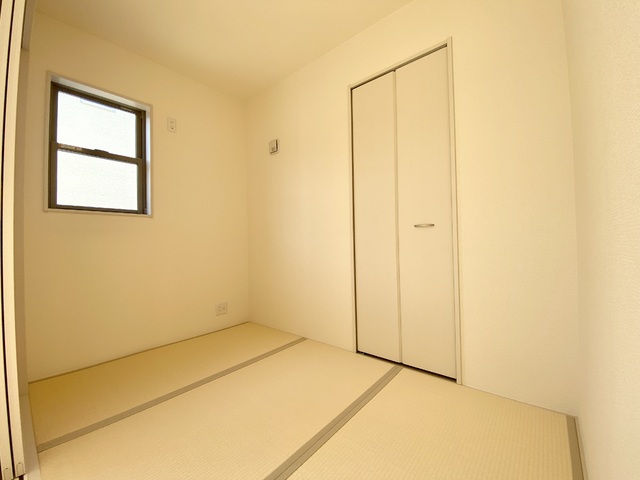～和室～
すぐにゴロンと横になれる和室は、ご家族みんなが「ほっ」と一息つける空間です♪お子様のお昼寝や、ちょっとした休憩にもピッタリですね！