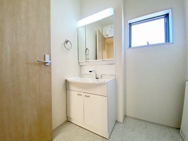～洗面～
使いやすさが考えられた三面鏡の洗面台！シャワー付き水栓で、洗面台でのシャンプーや毎日のボウル掃除にも大変便利ですね！
