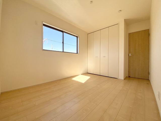 ～洋室～
窓から優しい光が差し込む明るい洋室はリラックスして過ごせる空間です♪ウォークインクローゼット付も嬉しいですね。