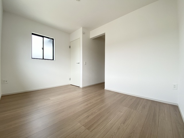 ～洋室～室内にいても、たっぷりの陽光と爽やかな風を感じられるお部屋です！ご家族と穏やかに過ごす、心地の良い時間が流れます♪