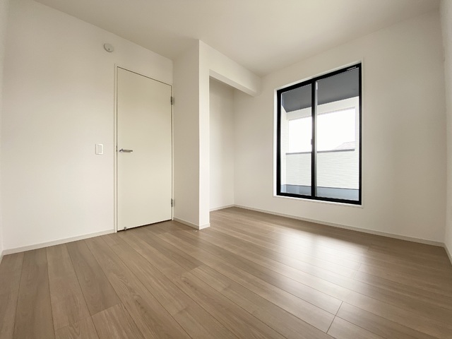 ～洋室～足元から木の温もりが優しく伝わってくるフローリングのお部屋です♪素足で歩いても心地よく、リラックスした時間を過ごせそうですね！
