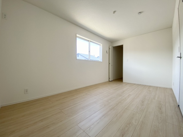 ～洋室～
白いクロスが明るさを演出してくれる洋室。この部屋にはウォークインクローゼットがあるので収納力もUP！