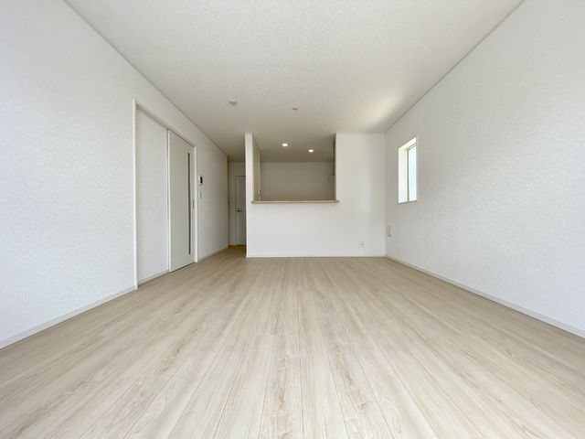 ～リビング～
縦に広い奥行あるLDKは光が差し込み明るく居心地の良い憩いの空間です。大切な家族団らんのひと時を♪
