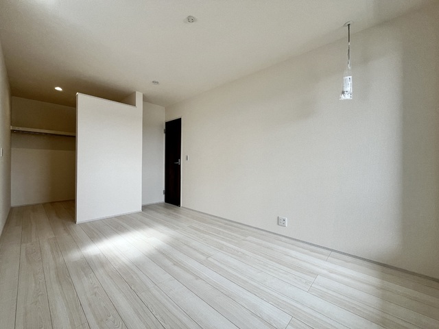 ～洋室～
このお部屋にはウォークインクローゼットが付いています。
主寝室として最適なゆとりある広さとバルコニー隣接で明るい住空間が魅力。