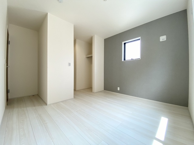 ～洋室～
このお部屋にはウォークインクローゼットが付いています。
主寝室として最適なゆとりある広さと2面採光で明るい住空間が魅力。