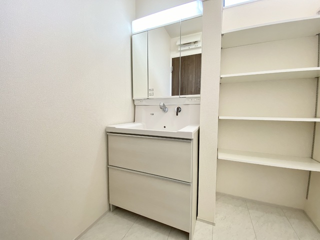 ～洗面～
使いやすさが考えられた三面鏡の洗面台！タオルやバス用品の収納にあると便利なサニタリー収納付き。