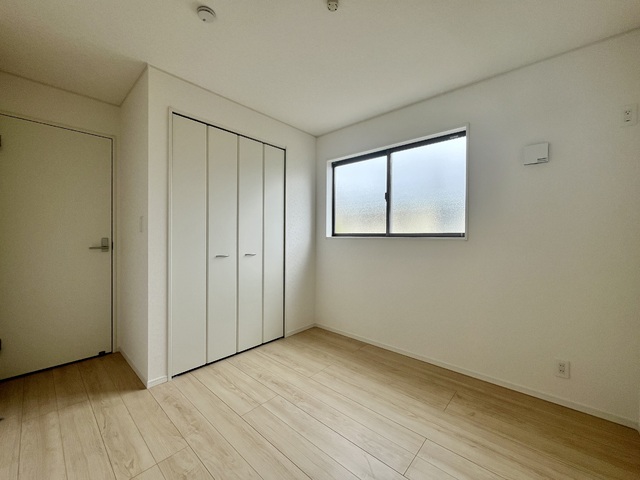 ～洋室～
白いクロスが明るさを演出してくれる洋室。この部屋にはウォークインクローゼットがあるので収納力もUP！