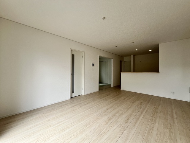 ～リビング～
縦に広い奥行あるLDKは光が差し込み明るく居心地の良い憩いの空間です。大切な家族団らんのひと時を♪
