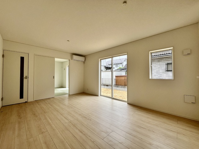 ～リビング～
縦に広い奥行あるLDKは光が差し込み明るく居心地の良い憩いの空間です。大切な家族団らんのひと時を♪
