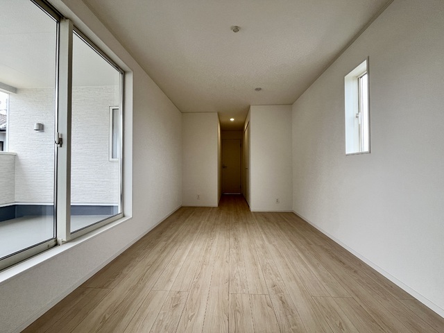～洋室～
主寝室におすすめの1番広い洋室です！バルコニー隣接で室内は明るく居心地が良いです♪