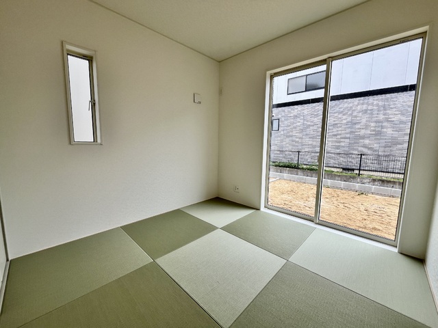 ～和室～
和室は畳の香りでリラックスできる和の空間です。窓も大きく開放感があるので客間としてもおすすめです！