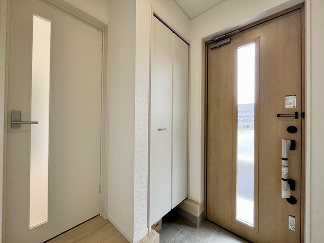～玄関～
シューズボックス完備の清潔感のある玄関。住まいの顔である玄関はいつでもキレイを保ちたいですよね！