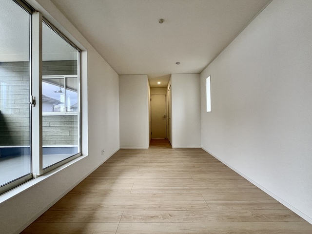 ～洋室～
主寝室におすすめの1番広い洋室です！バルコニー隣接で室内は明るく居心地が良いです♪
