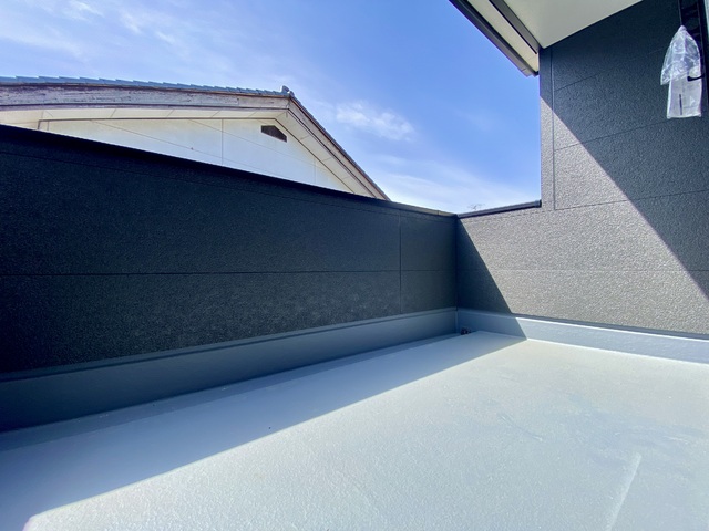 ～バルコニー～
屋根付きバルコニーなので突然の雨や雪も安心！椅子やテーブルを置いてちょっとしたプライベート空間にも♪
