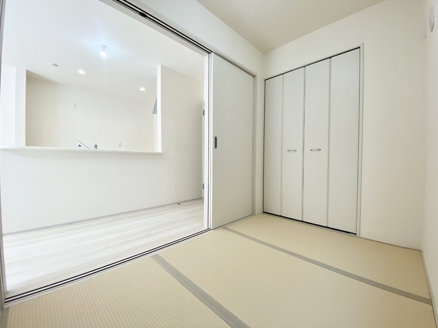 ～和室～
リビング隣接の和室はゲストルームやキッズスペースなど用途さまざま！あると重宝するお部屋です♪