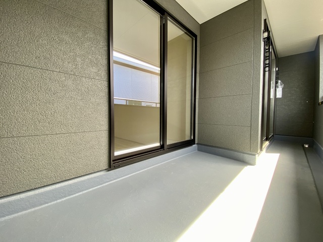 ～バルコニー～
屋根付きバルコニーなので突然の雨や雪も安心！椅子やテーブルを置いてちょっとしたプライベート空間にも♪