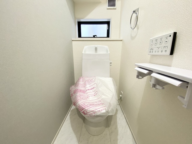 ～トイレ～
1階・2階にウォシュレット機能付きトイレを完備！2ヶ所あると混雑する朝は助かります。