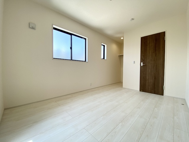 ～洋室～
白いクロスが明るさを演出してくれる洋室。この部屋にはウォークインクローゼットがあるので収納力もUP！