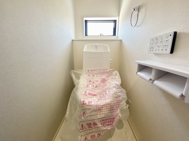 ～トイレ～
1階・2階にウォシュレット機能付きトイレを完備！2ヶ所あると混雑する朝は助かります。