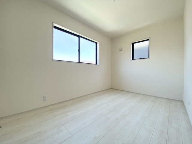 ～洋室～
2面採光の室内は日当たりと風通し良好です！大きな掃き出し窓がないので小さなお子様にも安心な設計です。