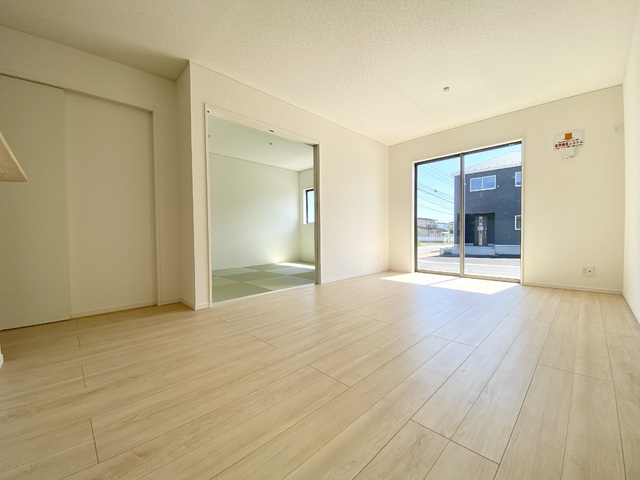 ～リビング～
縦に広い奥行あるLDKは光が差し込み明るく居心地の良い憩いの空間です。大切な家族団らんのひと時を♪
