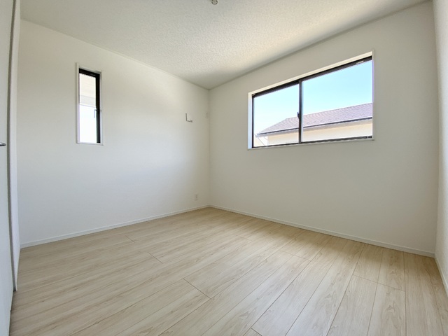 ～洋室～
2面採光の室内は日当たりと風通し良好です！大きな掃き出し窓がないので小さなお子様にも安心な設計です。