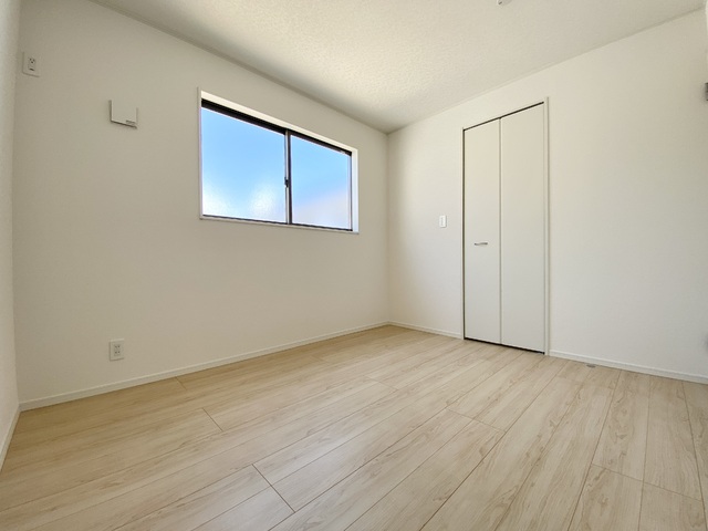 ～洋室～
白いクロスが明るさを演出してくれる洋室。この部屋にはウォークインクローゼットがあるので収納力もUP！