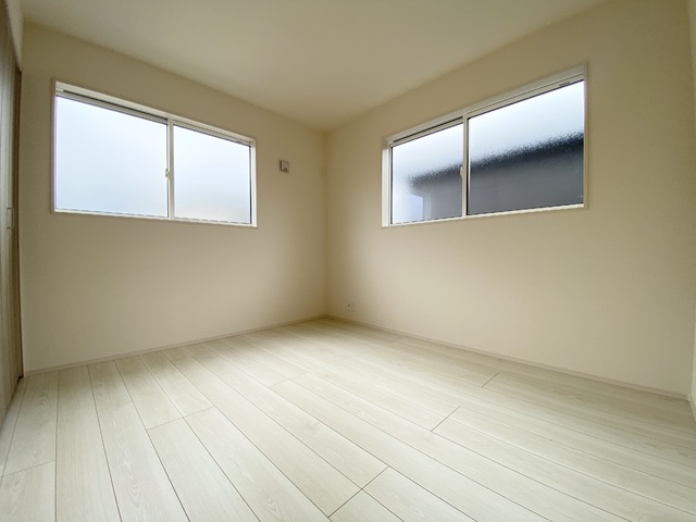～洋室～室内にいても、たっぷりの陽光と爽やかな風を感じられるお部屋です！ご家族と穏やかに過ごす、心地の良い時間が流れます♪