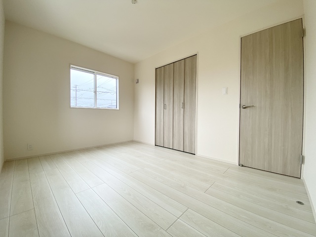～洋室～足元から木の温もりが優しく伝わってくるフローリングのお部屋です♪素足で歩いても心地よく、リラックスした時間を過ごせそうですね！