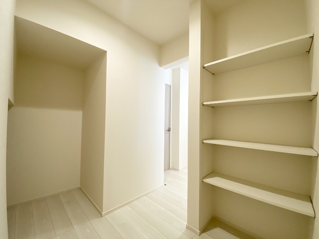 ～パントリー～常温保存可能な食品や調味料・調理器具の収納に重宝！ 収納が増えるとキッチンをさらに広く使えますね♪