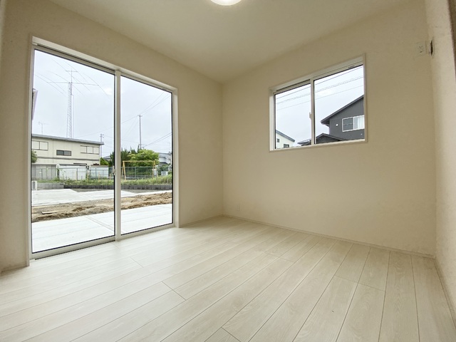 ～洋室～1階の洋室はゲストルームや洗濯を干すお部屋など用途さまざま！あると重宝するお部屋です♪