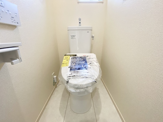 ～トイレ～トイレットペーパーのストックや、お掃除用品などをスッキリしまえる、広い収納付きのトイレ！生活感が出にくく、お客様にも気持ちよく使ってもらえますね♪