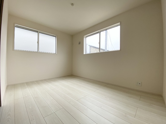 ～洋室～室内にいても、たっぷりの陽光と爽やかな風を感じられるお部屋です！ご家族と穏やかに過ごす、心地の良い時間が流れます♪