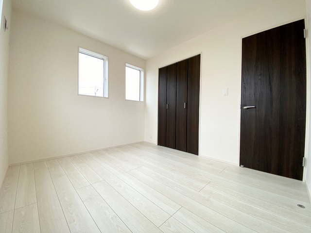 ～洋室～足元から木の温もりが優しく伝わってくるフローリングのお部屋です♪素足で歩いても心地よく、リラックスした時間を過ごせそうですね！