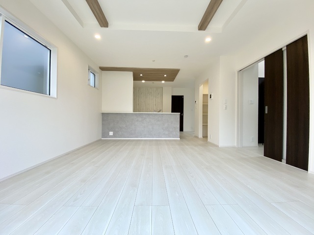 ～リビング～家具の配置がしやすく、生活動線にも配慮した使い勝手の良いリビング！広さも十分で、ご家族みんながゆったりとくつろげます♪