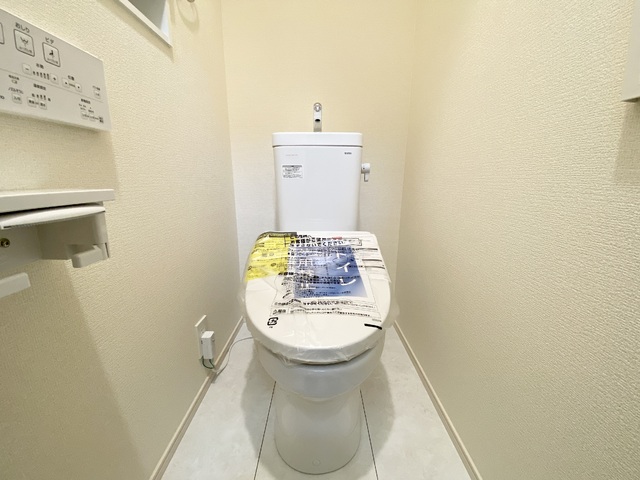 ～トイレ～トイレットペーパーのストックや、お掃除用品などをスッキリしまえる、広い収納付きのトイレ！生活感が出にくく、お客様にも気持ちよく使ってもらえますね♪