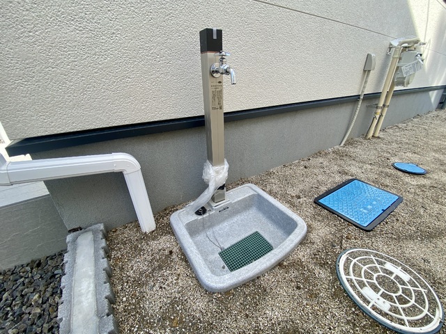 ～外水栓～
家庭菜園やガーデニングの水やり、お子様の水遊びや洗車などに使い勝手の良い外水栓。休日の楽しみが増えますね♪
