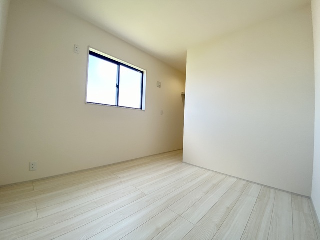 ～洋室～
白いクロスが明るさを演出してくれる洋室。この部屋にはウォークインクローゼットがあるので収納力もUP！