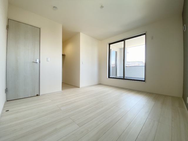 ～洋室～
主寝室におすすめの1番広い洋室です！バルコニー隣接で室内は明るく居心地が良いです♪