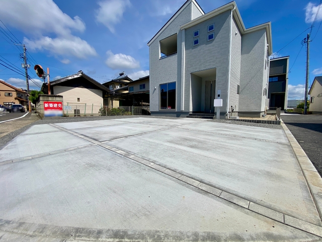 ～駐車場～
カースペースは広々としており、コンクリートを打っています。運転が苦手な方も車の駐車がしやすい設計になっています。
