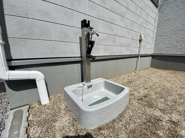 ～外水栓～
家庭菜園やガーデニングの水やり、お子様の水遊びや洗車などに使い勝手の良い外水栓。休日の楽しみが増えますね♪