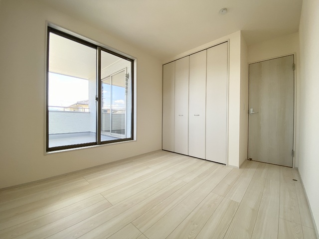 ～洋室～
バルコニー隣接で室内は明るく居心地が良いです♪クローゼットがあるので収納力もUP！