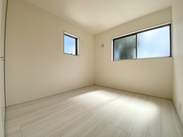 ～洋室～
2面採光の室内は日当たりと風通し良好です！大きな掃き出し窓がないので小さなお子様にも安心な設計です。