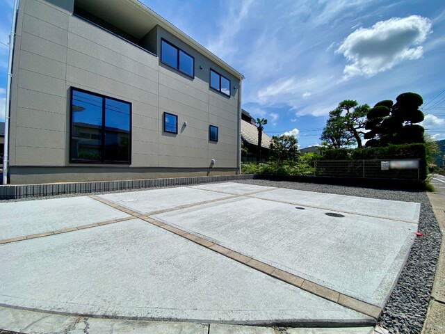 ～駐車場～
カースペースは広々としており、コンクリートを打っています。運転が苦手な方も車の駐車がしやすい設計になっています。