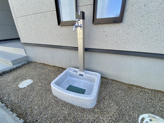 ～外水栓～
家庭菜園やガーデニングの水やり、お子様の水遊びや洗車などに使い勝手の良い外水栓。休日の楽しみが増えますね♪