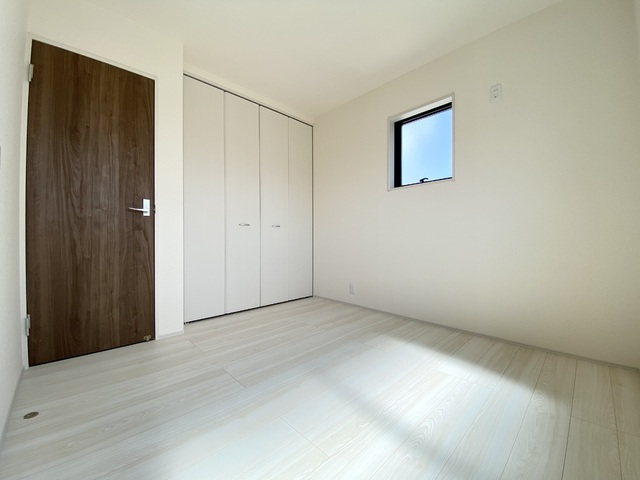 ～洋室～
部屋を広く使えるよう各居室に収納を完備！シンプルなデザインで子供部屋や寝室など用途に合わせられます。