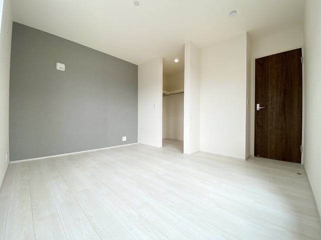 ～洋室～
主寝室におすすめの1番広い洋室です！バルコニー隣接でウォークインクローゼットもありたくさん収納できそうです♪