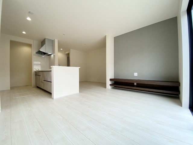 ～リビング～
みんなが集まるリビングは南向きで明るい空間。対面式キッチンで会話を楽しみながら家事ができる設計です。