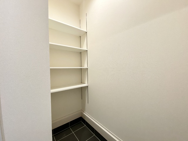～シューズクローク～
収納力のあるシューズクロークがあれば靴だけでなく、傘やベビーカーなども収納でき玄関周りがスッキリ！