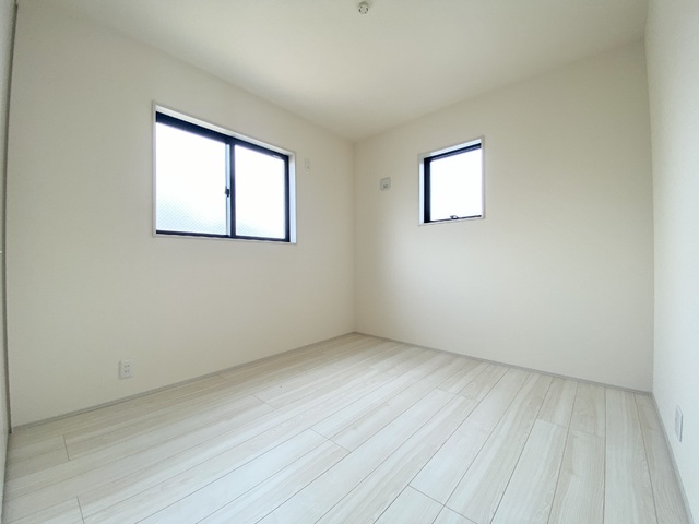～洋室～
2面採光の室内は日当たりと風通し良好です！大きな掃き出し窓がないので小さなお子様にも安心な設計です。